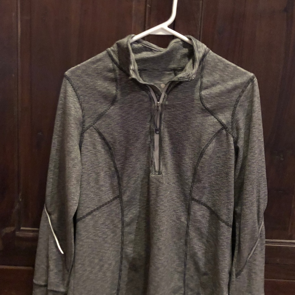 Long sleeve, B&W striped, Medium sports top